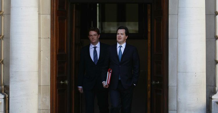 Sparetider. Finansminister George Osborne forlader Downing Street 10. I hans plan for den økonomiske genopretning skal departementet for miljø, fødevarer og udkantsegne spare næsten halvdelen af budgettet. 