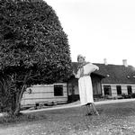 rungstedlund. Karen Blixen foran sit hjem, hvor hun både blev født og døde. 