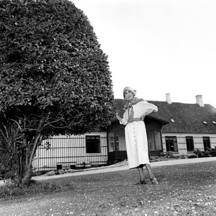 rungstedlund. Karen Blixen foran sit hjem, hvor hun både blev født og døde. 