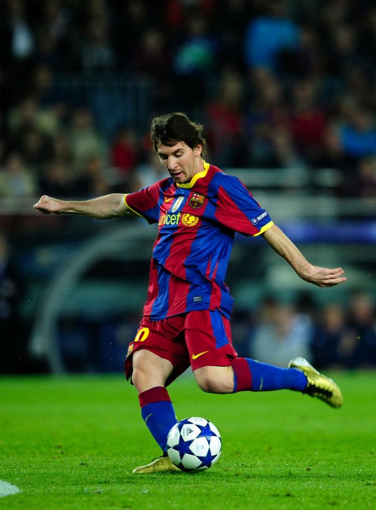 skræmmende. Lionel Messi fik - modsat sine holdkammerater - ikke mange chancer i kampen mod FCK. Men han scorede to gange. Det første mål lægger den lille angriber an til på billedet. 