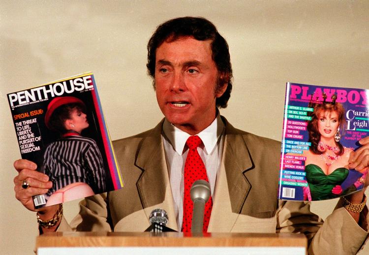 Penthousestifter Bob Guccione ses her på foto fra 1986 med et eksemplar af Penthouse i den ene hånd og rivalen Playboy i den anden. 