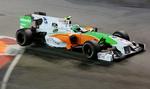 indisk. Force India-køreren Vitantonio Liuzzis bil hopper hen over en chikane under tidskørsler i Singapore. Arkivfoto. 