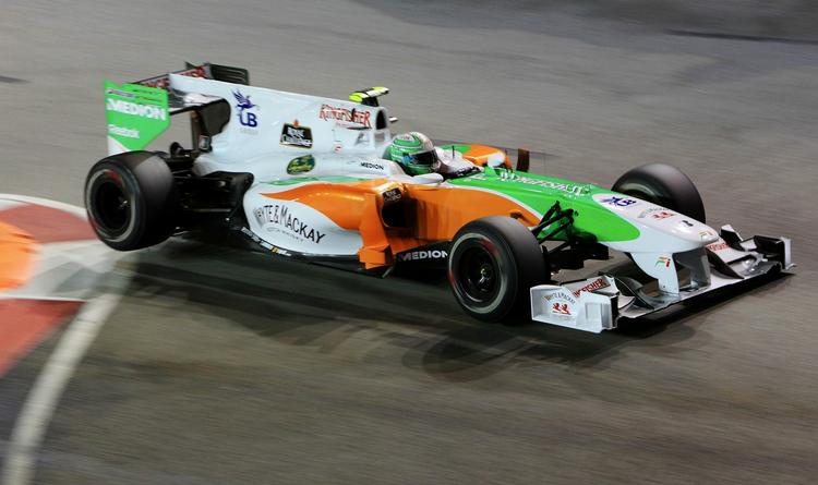indisk. Force India-køreren Vitantonio Liuzzis bil hopper hen over en chikane under tidskørsler i Singapore. Arkivfoto. 