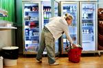 Hurtigmad. Nina Darling shopper på få minutter varer til tre dage. Normalt ville hun bruge tid på at studere priser for at få SU’en til at række. Ikke her. 