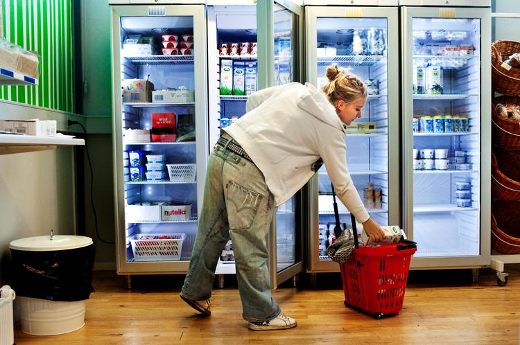 Hurtigmad. Nina Darling shopper på få minutter varer til tre dage. Normalt ville hun bruge tid på at studere priser for at få SU’en til at række. Ikke her. 