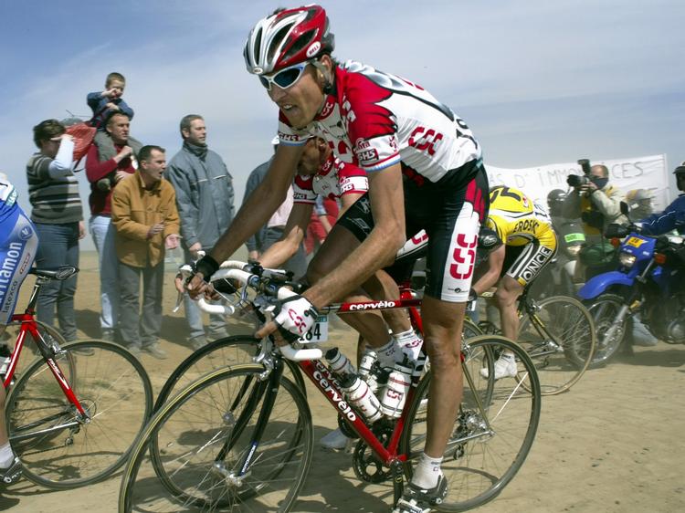 specialist. Tristan Hoffman havde i sin tid som aktiv sin store force i forårsløbene. Her er han i aktion i Paris-Roubaix, som han var lige ved at vind ei 2004. Arkivfoto. 