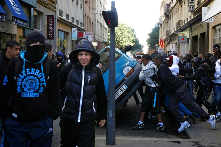 protest. Utilfedse unge støder igen i dag sammen med politiet, der har kastet tåregas. 