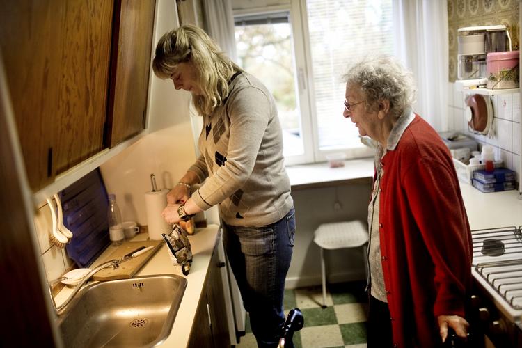 Hjemmehjælperens besøg bliver sjældnere i kommunerne. I visse tilfælde er rengøringsstandarderne så ringe, at det kan gøre de svækkede ældre syge. Arkiv 