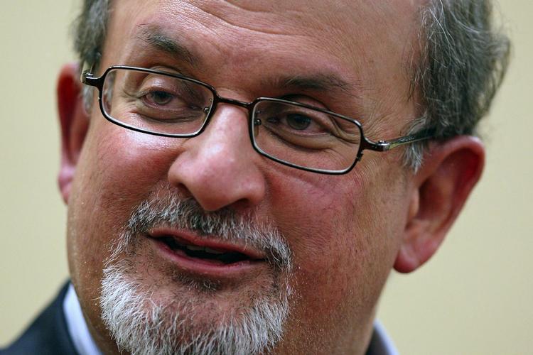 Fatwa. 63-årige Rushdie måtte leve i skjul i ti år efter udgivelsen af bogen 'De Sataniske Vers' fra 1988. 
