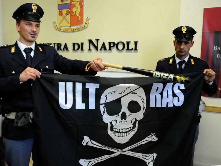 Gevinst. Politiet i Napoli fremviser konfiskerede genstande fra overfaldene i byen. 