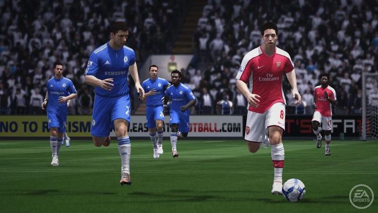 FIFA 11 er med i opløbet om Årets Sportsspil - men får konkurrence af konkurrencen Pro Evolution Soccer. 