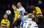 tamt. Young Boys' Henri Bienvenu (th) scorer kampens første mål mod OB. 