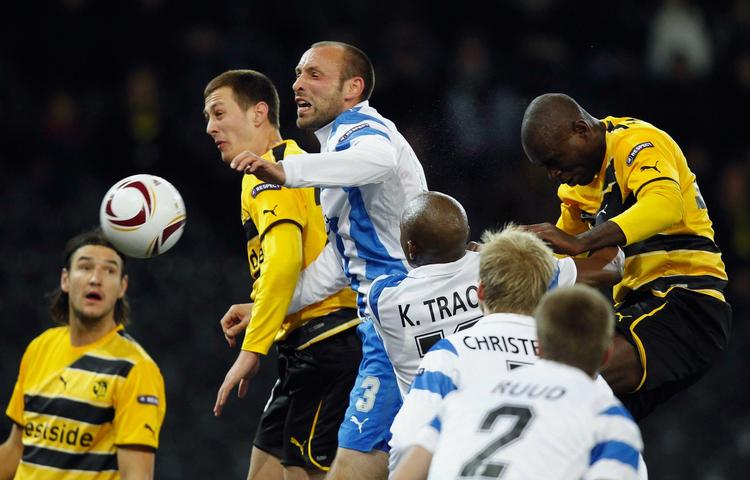 tamt. Young Boys' Henri Bienvenu (th) scorer kampens første mål mod OB. 
