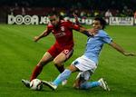 nulløsning. Liverpools offensive midtbanespiller Joe Cole har ikke haft en god start på sæsonen, men fik spilletid i går mod Napoli. 