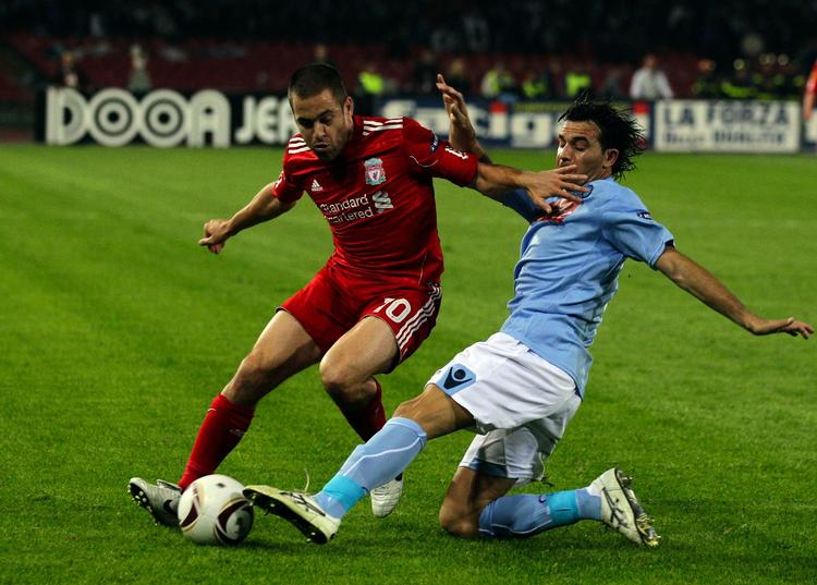 nulløsning. Liverpools offensive midtbanespiller Joe Cole har ikke haft en god start på sæsonen, men fik spilletid i går mod Napoli. 