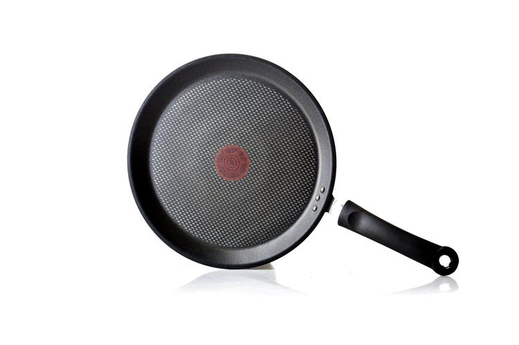 Flad vinder. Pandekagepanden fra Tefal har slip let-belægning, men kan tåle lette metal- redskaber. Den vejer 831 gram, og siderne er 1,6 cm høje. Panden kan bruges på alle varmekilder. 