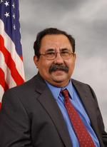 Raúl Grijalva fra Arizona måtte evakueres på grund af en pakke med et hagekors udenpå. 