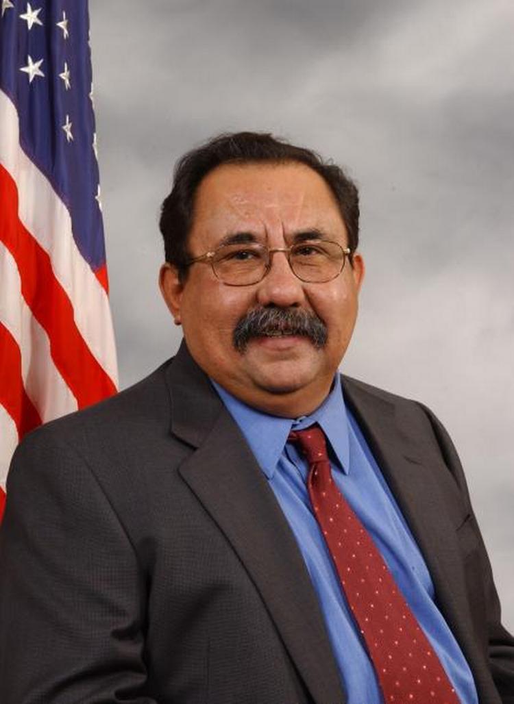 Raúl Grijalva fra Arizona måtte evakueres på grund af en pakke med et hagekors udenpå. 