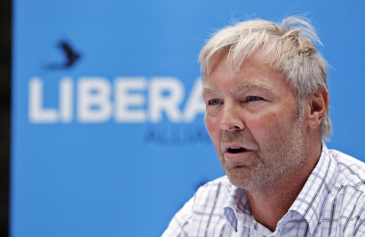 Pinebænk. forsvarsordfører i Liberal Alliance, Villum Christensen, vil endnu ikke fortælle, om han og partiet vil støtte den øvrige opposition i kravet om en undersøgelse af lækagesagen. 