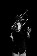 Trompetisten Mads la Cours nyeste udspil er et dynamisk og fremragende stykke jazzkunst, hvor det umiddelbare og det krævende går hånd i hånd. 
