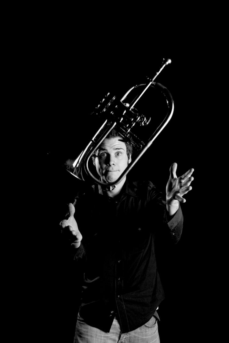 Trompetisten Mads la Cours nyeste udspil er et dynamisk og fremragende stykke jazzkunst, hvor det umiddelbare og det krævende går hånd i hånd. 
