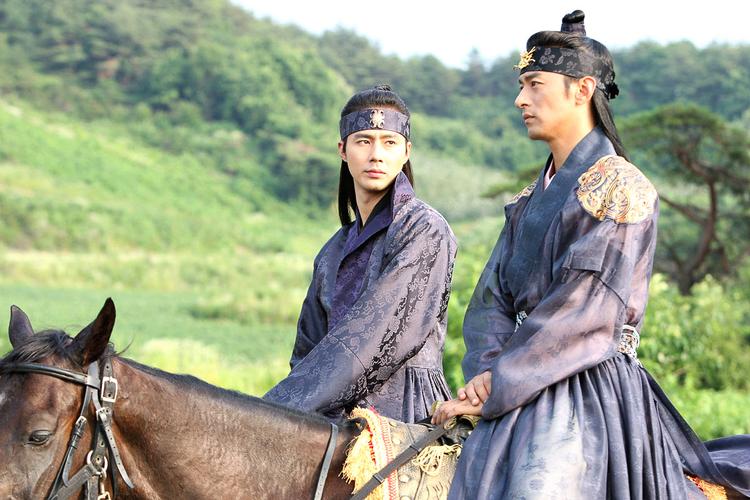 Millioner og atter millioner af syd-koreanske won blev investeret i den storladne historiske epic 'The Frozen Flower', hvor to superstjerner, Ju Jin-mo og Jo In-sung, spiller kongen og hans livvagt. Og to elskende mænd. Med eller uden hårpisk og dynastiske forpligtelser. 