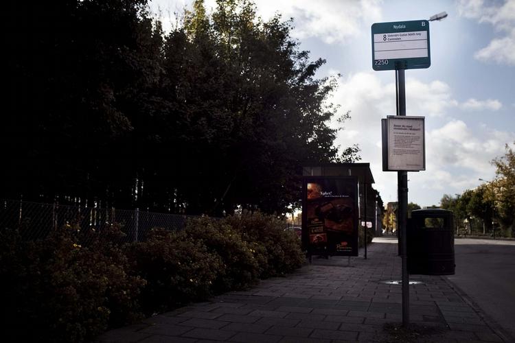 Gerningssted. Busstoppestedet på Erikfältsgatan er et af de steder, hvor gerningsmanden har slået til. 