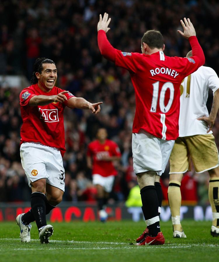 samspil. Carlos Tevez (tv) og Wayne Rooney, da de sammen var en del af et farligt Manchester United-angreb. Arkivfoto. 