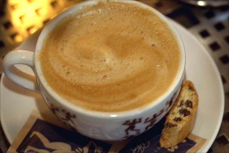Det er efter alt at dømme koffeinen i kaffe, te og cola, der er synderen. Så gravide skal ikke overdrive indtaget. 