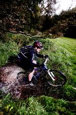 Mand på mountainbike