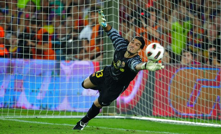 karantæne? José Manuel Pinto redder et straffespark i en kamp mod AC Milan for Barcelona 25. august i år. Arkivfoto. 