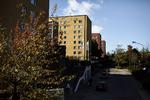 Malmø. Den gule bygning i Sörbäckgatan er blevet ramt af skud. Politiet efterforsker om skuddene er blevet affyret af den såkaldte snigskytte. 