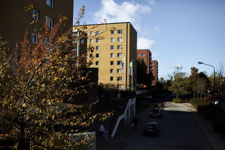 Malmø. Den gule bygning i Sörbäckgatan er blevet ramt af skud. Politiet efterforsker om skuddene er blevet affyret af den såkaldte snigskytte. 