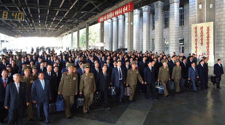 Diktatur. Styret i Nordkorea sidder tungt på magten. Her er delegerede på vej til møde i det altdominerende kommunistparti. 