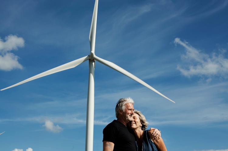Vingesus. Vindmølleandelshaverne Sanne og Stig Sørensen tager gerne ud og beundrer  "Mølle nr. 2" ved Avedøre. De synes, det er fantastisk, når det blæser. 