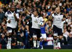 drop. Everton-målmand Tim Howard nåede ikke bolden, som Peter Crouch sendte mod mål. Og så tog Rafael van der Vaart (midt) æren for scoringen ved det sidste puf over stregen. 