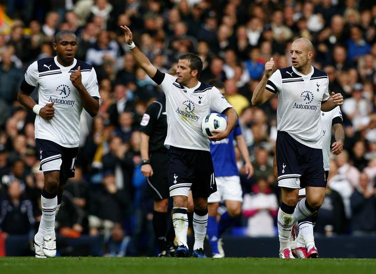 drop. Everton-målmand Tim Howard nåede ikke bolden, som Peter Crouch sendte mod mål. Og så tog Rafael van der Vaart (midt) æren for scoringen ved det sidste puf over stregen. 