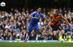 duel. Didier Drogba forsøger at komme fri af Wolves-forsvareren Richard Stearman. Chelsea-spilleren havde ikke en af sine bedste dage i kampen mod Wolves. 