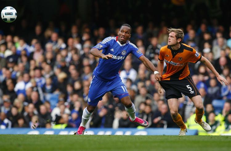 duel. Didier Drogba forsøger at komme fri af Wolves-forsvareren Richard Stearman. Chelsea-spilleren havde ikke en af sine bedste dage i kampen mod Wolves. 