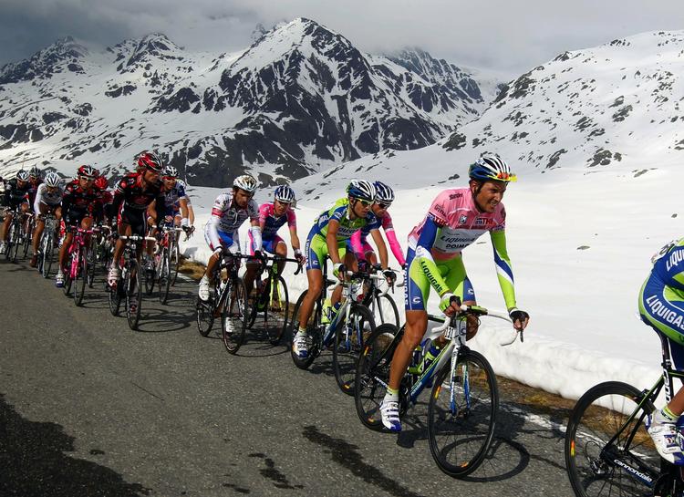 kuperet. Sidste år vandt Ivan Basso Giro d'Italia. Her cykler rytterne gennem sneklædte tinder i Gavia-passet. I år bliver Giro'en endnu mere bjergrig end sidste år. Arkivfoto. 