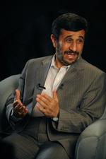 ængstelig. Ahmadinejad har tidligere beskyldt Saudi-Arabiens konge for at være en »halv-mand«. Det gentog han ikke under statsbesøget i Libanon, måske fordi han er ængstelig for at eskalere konfrontationen med den syrisk-saudiarabiske akse. 