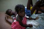 sygt. Børn med symptomer på kolera modtager medicin på et hospital i Marchand Dessalines i haiti. 