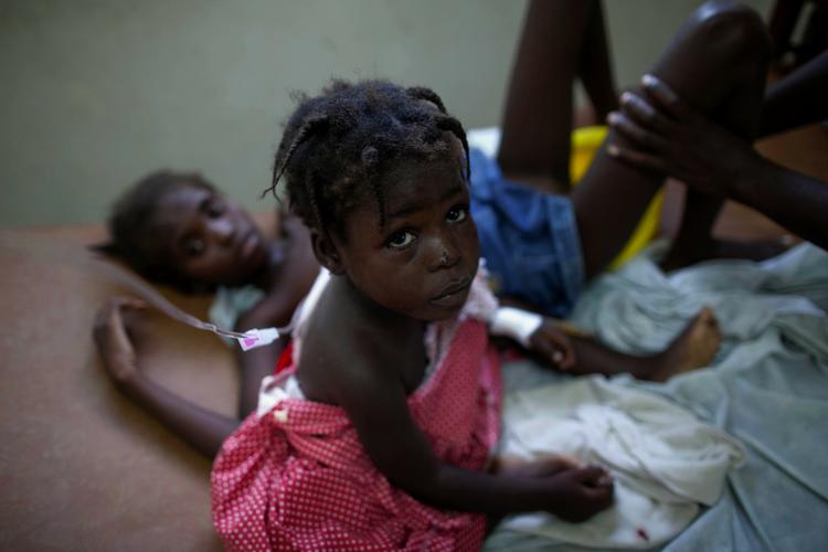 sygt. Børn med symptomer på kolera modtager medicin på et hospital i Marchand Dessalines i haiti. 