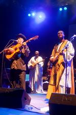 afrocubism. Eliades Ochoa, der medvirkede på 'Buena Vista Social Club' står i spidsen for bandet på det nye udspil 'AfroCubism'. Her med de to musikere fra Mali, guitaristen Djelimady Tounkara og Bassekou Kouyate, der spiller på n'goni (th.). 