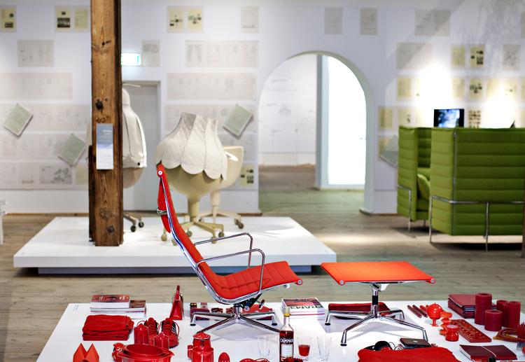 Denne samling af røde objekter møder gæsten, og det er et af  de få steder på udstillingen, man kan se eksempler på designvirksomhedens møbler. Foto: Jakob Galtt 