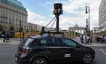 Googles street-view-biler i aktion. Bilen affotograferer alt, hvad den kommer forbi. Uheldigvis har den også støvsuget data fra private trådløse netværk i samme ombæring. 