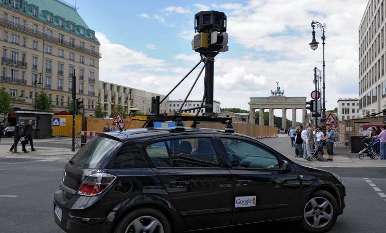 Googles street-view-biler i aktion. Bilen affotograferer alt, hvad den kommer forbi. Uheldigvis har den også støvsuget data fra private trådløse netværk i samme ombæring. 