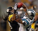 kollision. Dante Rosario fra Carolina Panthers (88) slås om bolden med Pittsburgh Steelers' Troy Polamalu. Arkivfoto. 