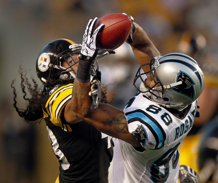 kollision. Dante Rosario fra Carolina Panthers (88) slås om bolden med Pittsburgh Steelers' Troy Polamalu. Arkivfoto. 