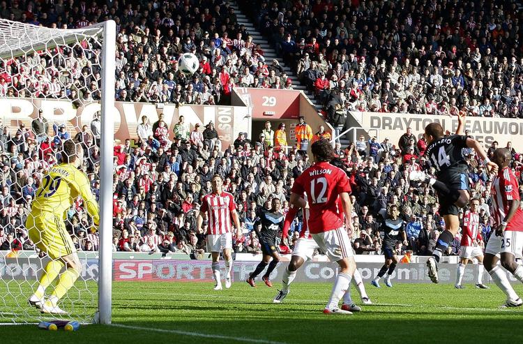 nakkehovedstød. Javier Hernandez (th) støder kraftfuldt bolden i mål med nakken uden chance for Thomas Sørensen i Stoke-målet. 